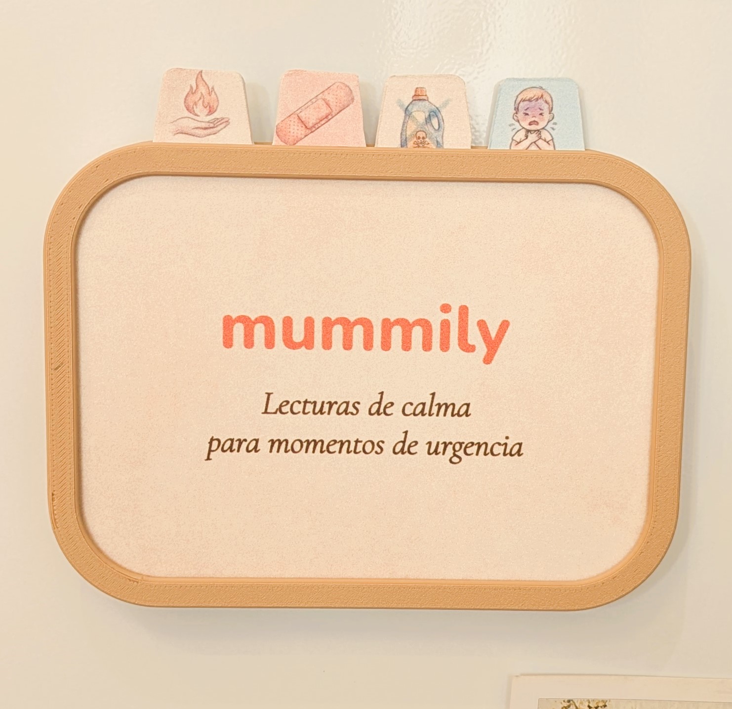 Mummily Box mostrando la tarjeta de portada en la nevera