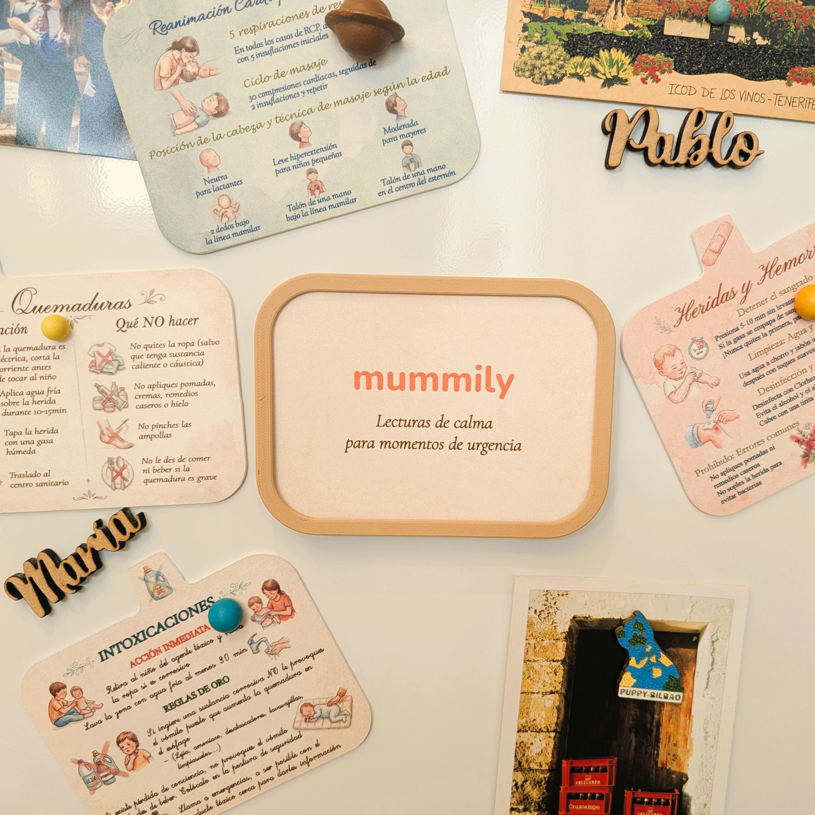 Tarjetas de primeros auxilios pediátricos dispersas por la nevera junto a la caja Mummily