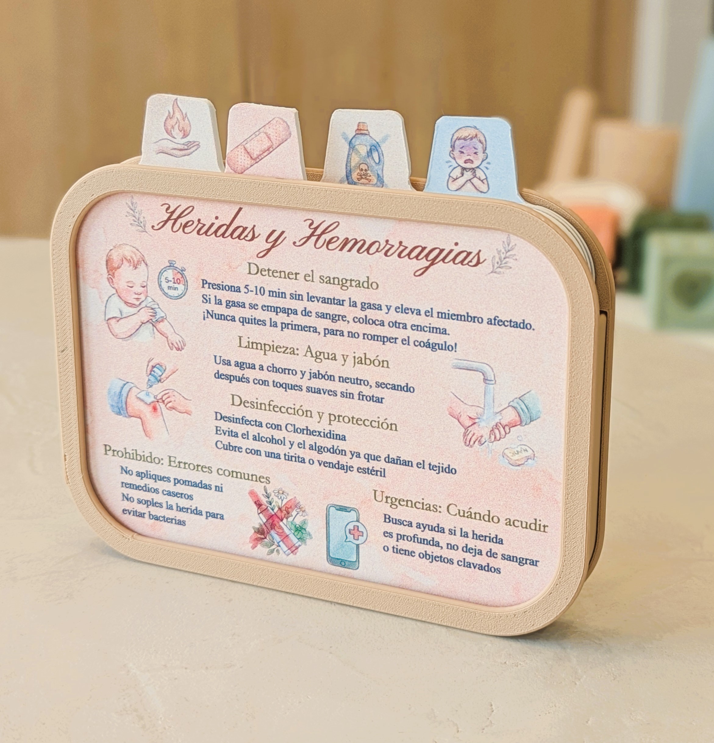 Mummily Box en el salón con cuna de bebé al fondo